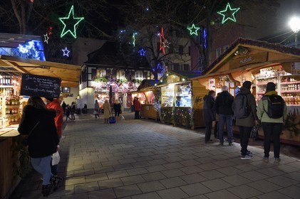France, Bas-Rhin (67), Strasbourg, vieille ville classée au Patrimoine Mondial de l’UNESCO, Marché des irréductibles petits producteurs d'Alsace sur la place des Meuniers
