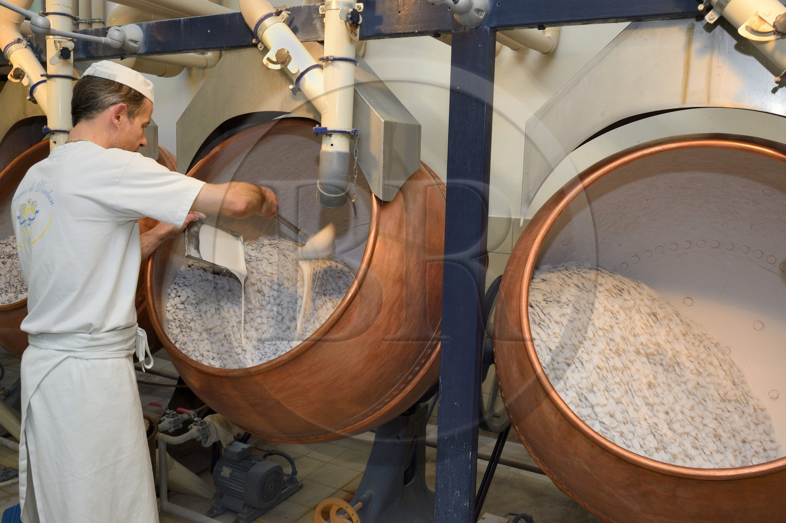 France, Meuse (55), Verdun, usine de dragées Braquier, gommage des amandes, opération ayant pour but de recouvrir les amandes d'un film et d'empêcher l'huile de migrer vers l'extérieur