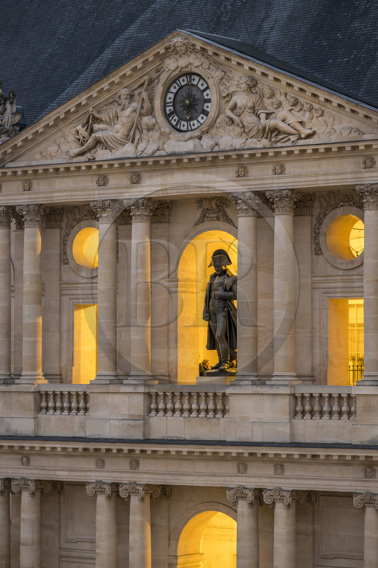 France, Paris (75), Hotel des Invalides, Musée de l'Armée, statue de Napoléon Ier en petit caporal de Charles Émile Seurre qui domine la cour d'Honneur