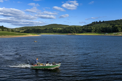 France, Nièvre (58), Parc naturel régional du Morvan, Chaumard, lac de Pannecière, Jean-Bernard Dioux vice-président de l’AMC, l’Association Morvan Carnassier, va pêcher à la ligne sur une barque (vue aérienne)