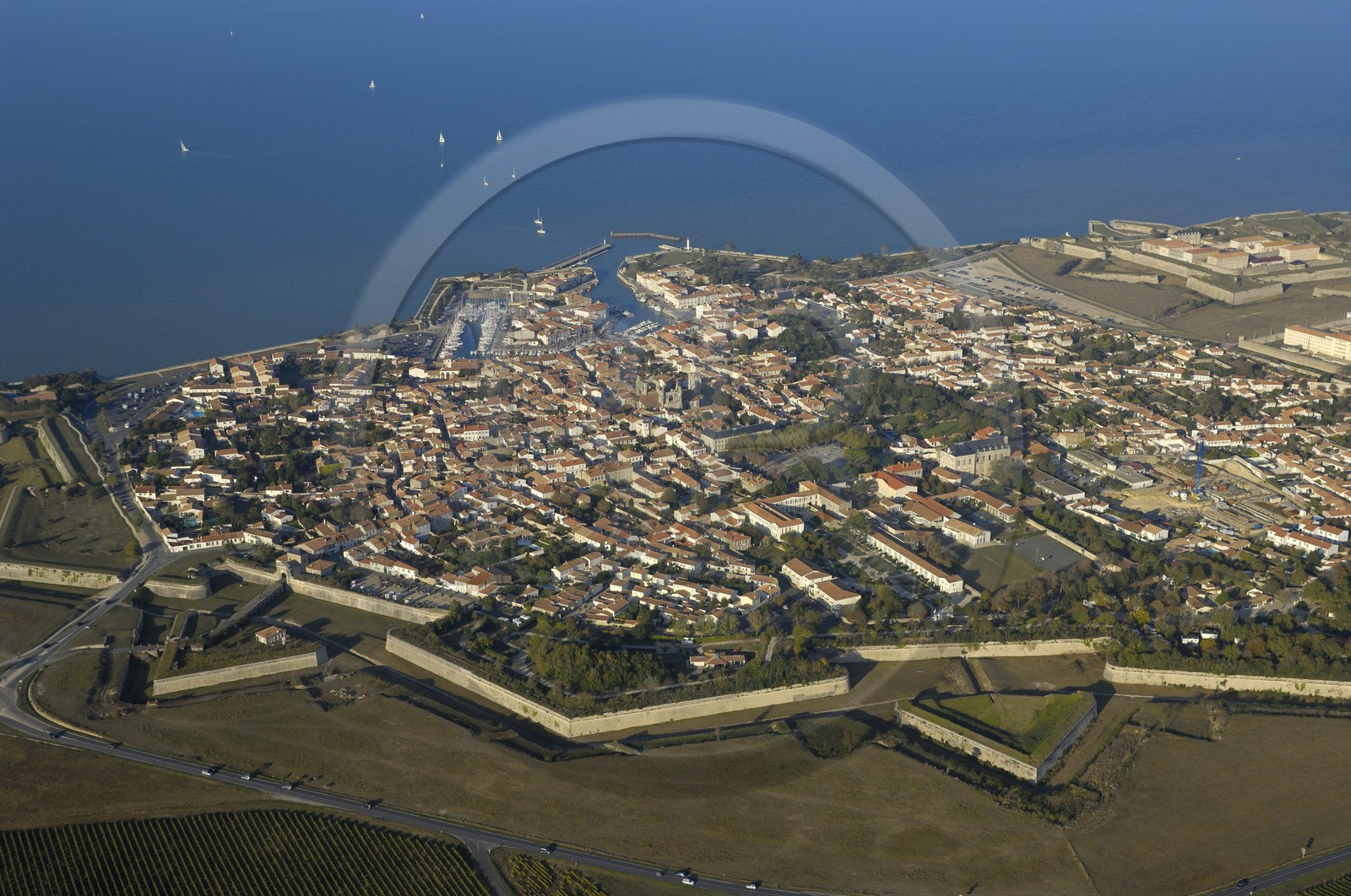 France, Charente-Maritime (17), ile de Ré, ville de Saint-Martin-de-Ré, fortifications de Vauban (XVII ème siècle) (vue aérienne)