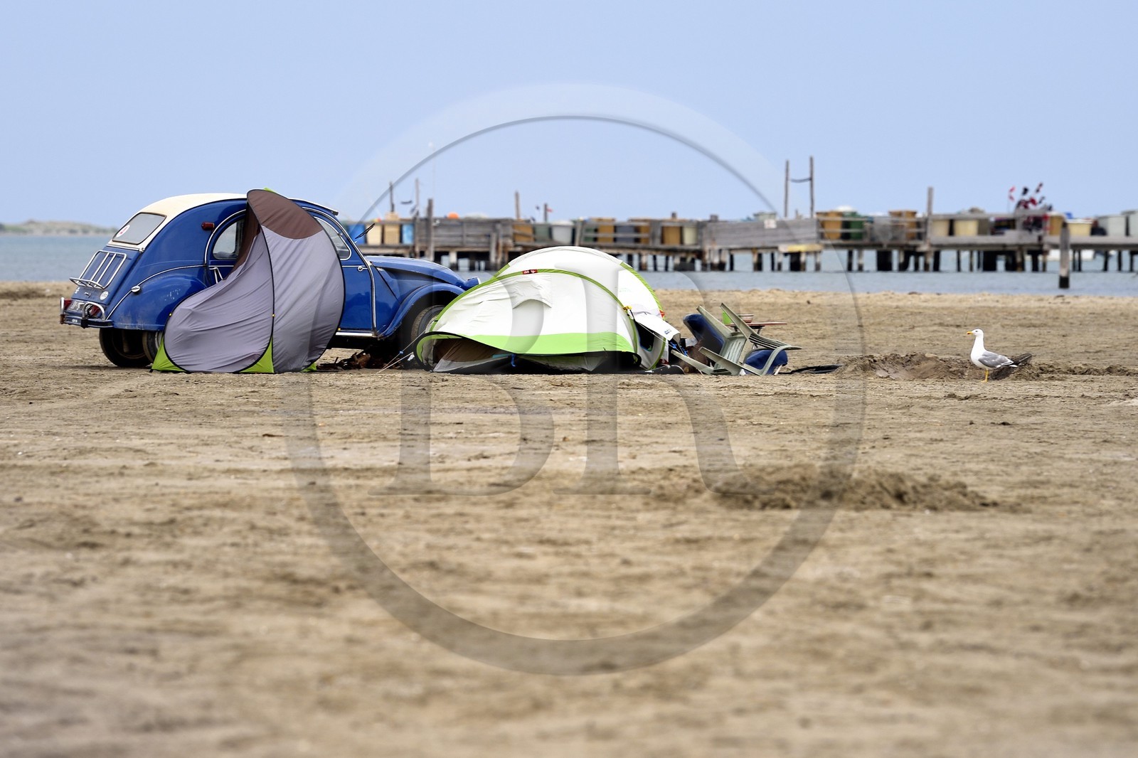 France, Bouches-du-Rhône (13), Parc naturel régional de Camargue, campement sauvage sur la plage de Beauduc