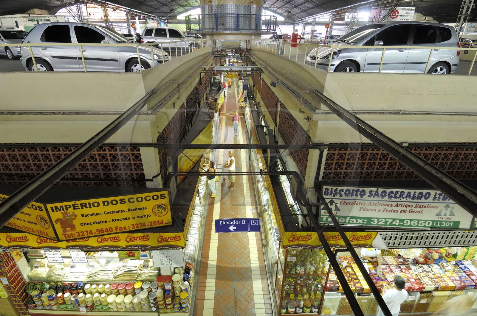 Brésil, Etat du Minas Gerais, Belo Horizonte, marché couvert surmonté d'un parking