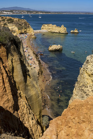 Portugal, Algarve, Lagos, la plage de Praia Dona Ana bordée par des falaises escarpées