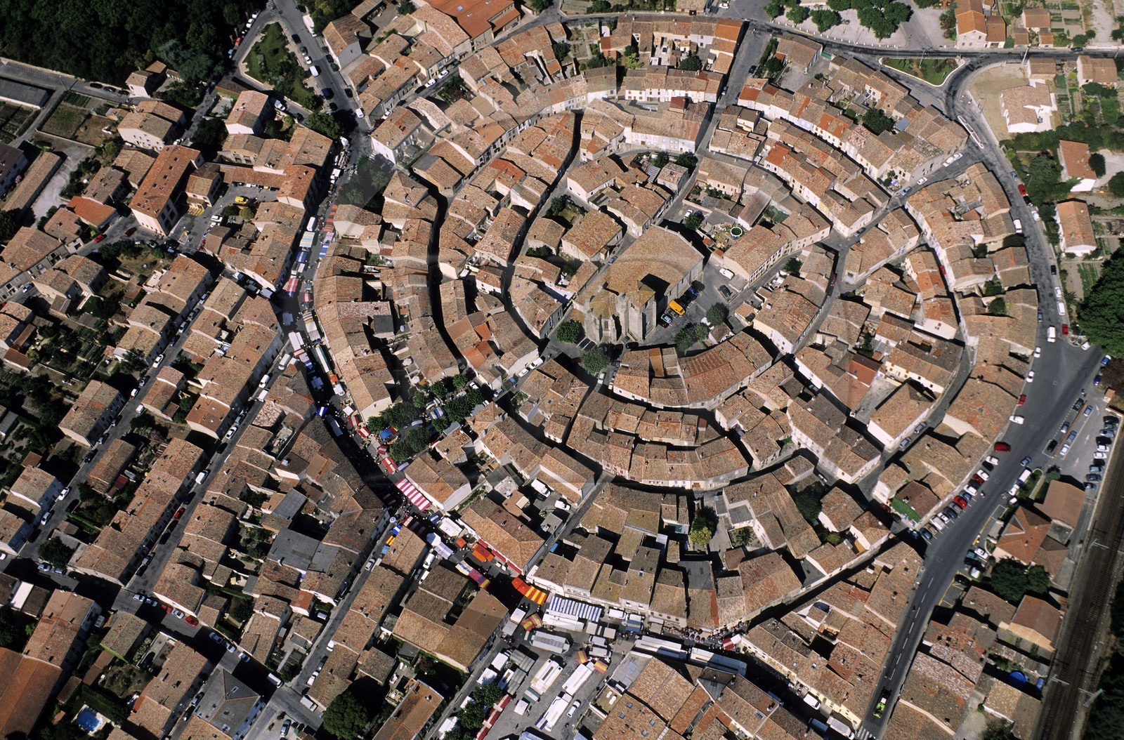 France, Aude (11), le village cathare de Bram construit en cercles concentriques autour de l'église (vue aérienne)