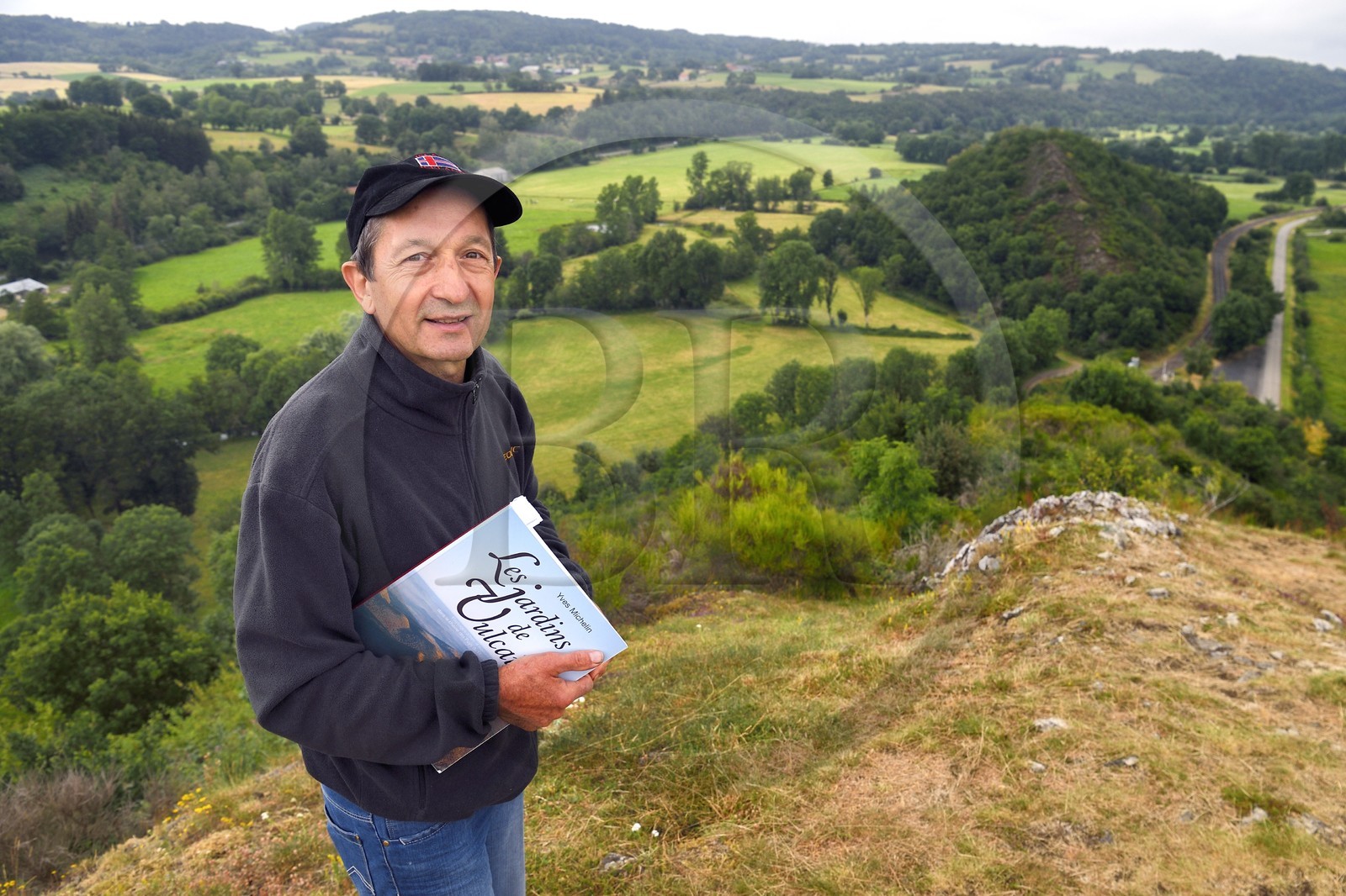 France, Puy-de-Dôme (63), sur la butte basaltique de Saint-Pierre-Le-Chastel surplombant la vallée de la Sioule, l'ingénieur agronome et géographe Yves Michelin, passionné d'histoire et de paléontologie, est aussi auteur de livres et un des acteurs du classement de la Chaîne des Puys et de la Faille de Limagne au patrimoine mondial de l’Unesco