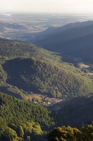 France, Haut-Rhin (68), le village de Wasserbourg au pied du Petit Ballon dans le Vallon du Krebsbach et la plaine d'Alsace en arrière plan