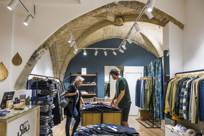 France, Hérault (34), Montpellier, centre historique appelé l'Ecusson, la rue de l'ancien Courrier, boutique In Situ située dans une maison médiévale dont on peut voir l'architecture
