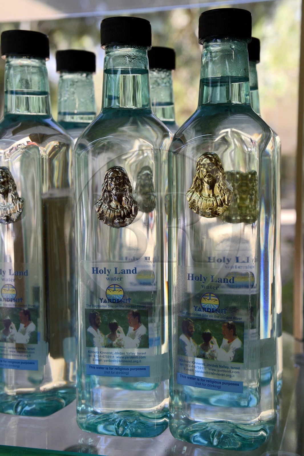 Israel, district Nord, Galilée, Yardenit site de baptêmes sur le Jourdain et supermarché de produits religieux, vente d'eau du Jourdain