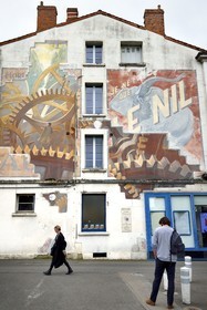 France, Charente (16), Angoulême, Place du Champ de Mars, Avec le Temps..., mur peint d'après un dessin original de François Schuiten et réalisé par la Cité de la création en 1998