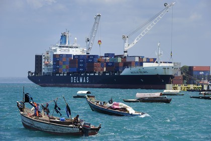 Tanzanie, archipel de Zanzibar, île de Unguja (Zanzibar), ville de Zanzibar, quartier Stone Town, classé Patrimoine Mondial de l' UNESCO, le port de commerce