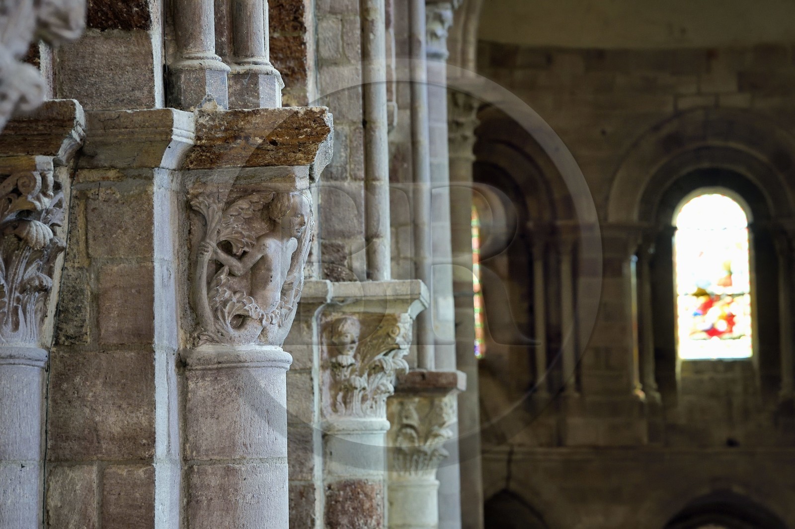France, Haute-Loire (43), Brioude, la Basilique Saint-Julien de Brioude de style roman auvergnat, chapiteaux sculptés ornés de motifs, Triton