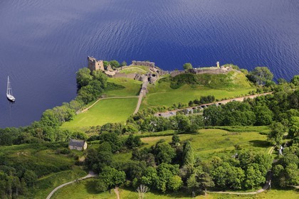 Royaume-Uni, Ecosse, Highland, le Loch Ness, chateau d' Urquhart (vue aérienne)