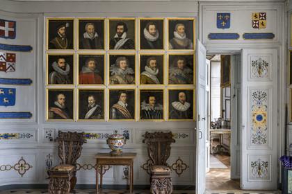 France, Côte-d'Or (21), Epoisses, le château d'Epoisses, la salle des gardes avec les portraits des quatre Ducs de Bourgogne et des propriétaires successifs du chateau