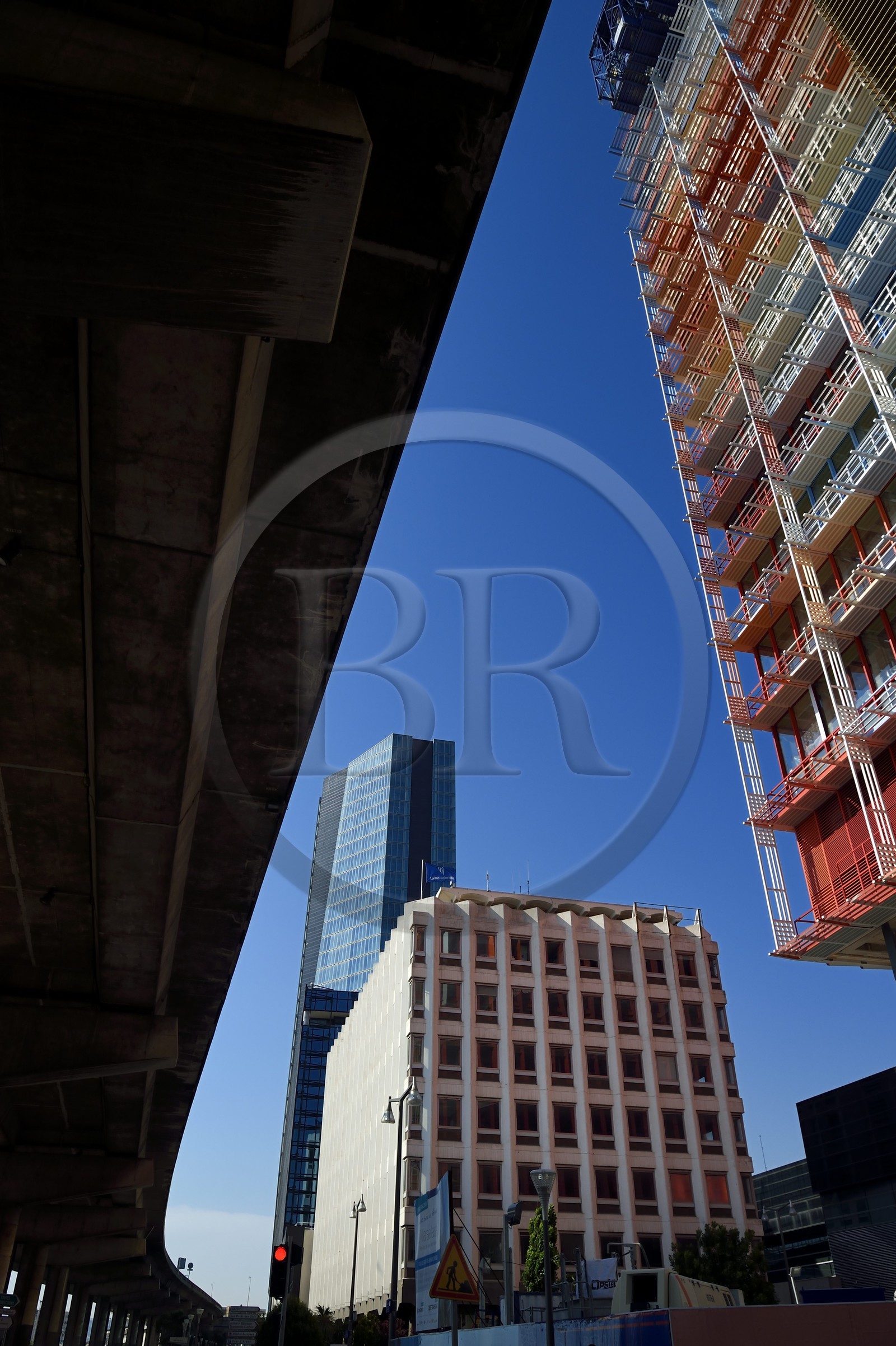 France, Bouches-du-Rhône (13), Marseille, Zone Euroméditerranée, l'autoroute du Littoral A55 au pied de la tour CMA CGM de l'architecte Zaha Hadid
