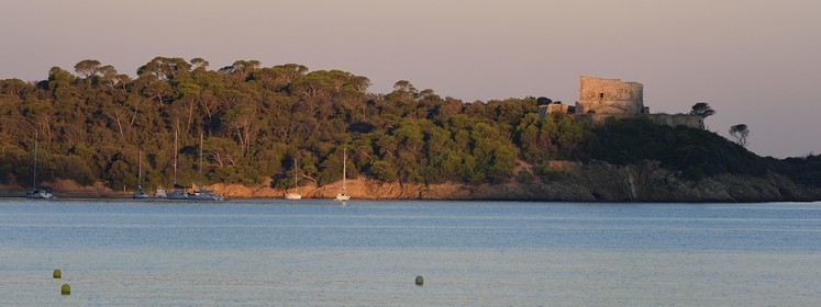 France, Var (83), Iles d'Hyères, parc national de Port Cros, Ile de Porquerolles, la baie et le Fort de l'Alycastre