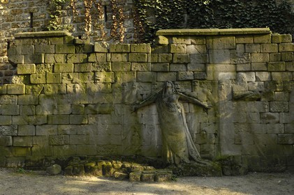 France, Paris (75), monument construit dans le square Samuel de Champlain le long du Père Lachaise, avec les pierres originales du mur des Fédérés
