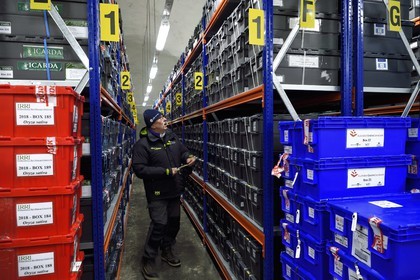 Norvège, Svalbard, Spitzberg, Longyearbyen, la Réserve mondiale de semences du Svalbard (banque de graines du Global Seed Vault), salle de stockage des semences artificiellement maintenue à -18°C, près de 900000 échantillons ont été déposés, provenant de 200 pays d'origine et de 73 instituts déposants