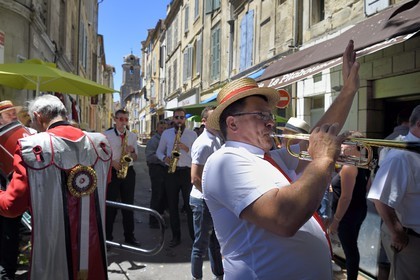 France, Bouches-du-Rhône (13), Arles, fête populaire dans les rues de la ville à l'occasion de la course camarguaise de la Cocarde d'Or