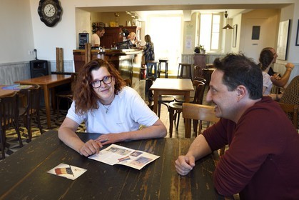 France, Var (83), Presqu'Ile de Saint-Tropez, Ramatuelle, place Gabriel Péri au coeur du vieux village, le Cercle du littoral (Café associatif), sa présidente Claude Clérici