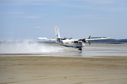 Royaume-Uni, Ecosse, Hébrides extérieures, Ile de Barra, Twin Otter décollant de l'aéroport de Barra, la piste est la plage à marée basse