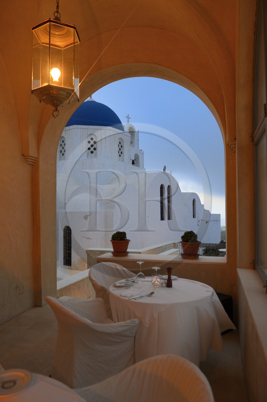 Grèce, Les Cyclades, mer Égée, île de Santorin (Thira ou Théra), village de Pyrgos, l'hôtel Relais & Châteaux Zannos Melathron, la terrasse