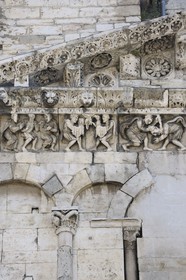 France, Gard (30), Nimes, détail de la façade de la Cathédrale Notre-Dame-et-Saint-Castor
