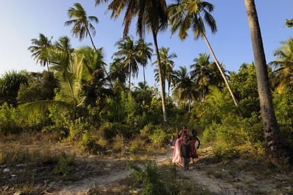 Tanzanie, Zanzibar, côte Sud-Est, enfants dans la campagne derrière le village de Michamvi