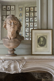 France, Côte-d'Or (21), Montbard, Musée Parc Buffon, buste du naturaliste Georges-Louis Leclerc de Buffon dans son cabinet de travail et gravure représentant Issac Newton