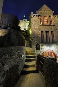 France, Manche (50), Mont-Saint-Michel, classé Patrimoine Mondial de l'UNESCO, escalier des Monteux montant vers l'abbaye
