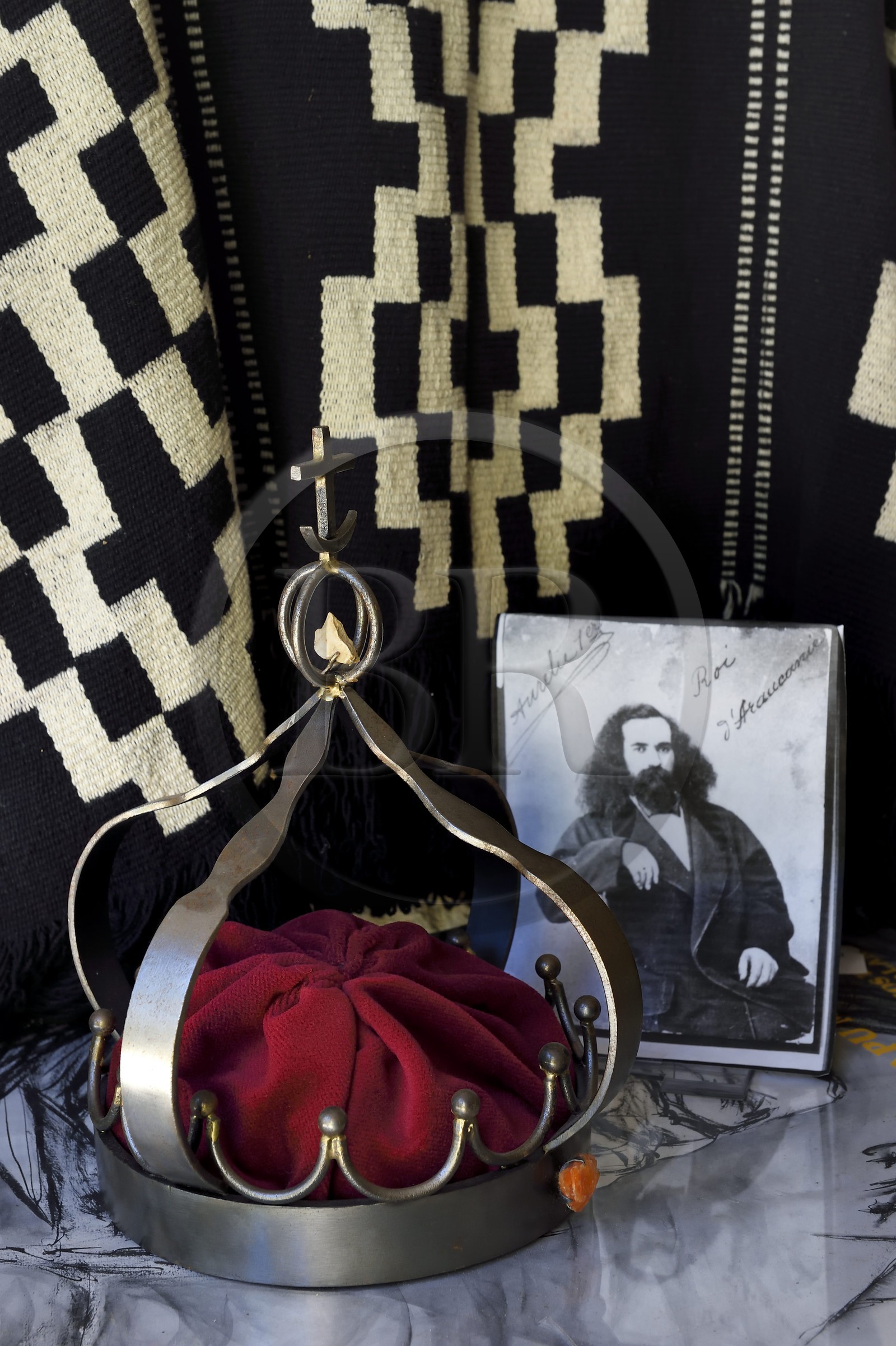 France, Dordogne (24), Périgord Noir, vallée de l'Auvézère, Tourtoirac, musée des Rois d’Araucanie et de Patagonie, couronne et portrait de l'aventurier Orélie-Antoine de Tounens devenu Orélie-Antoine Ier roi d'Araucanie et de Patagonie
