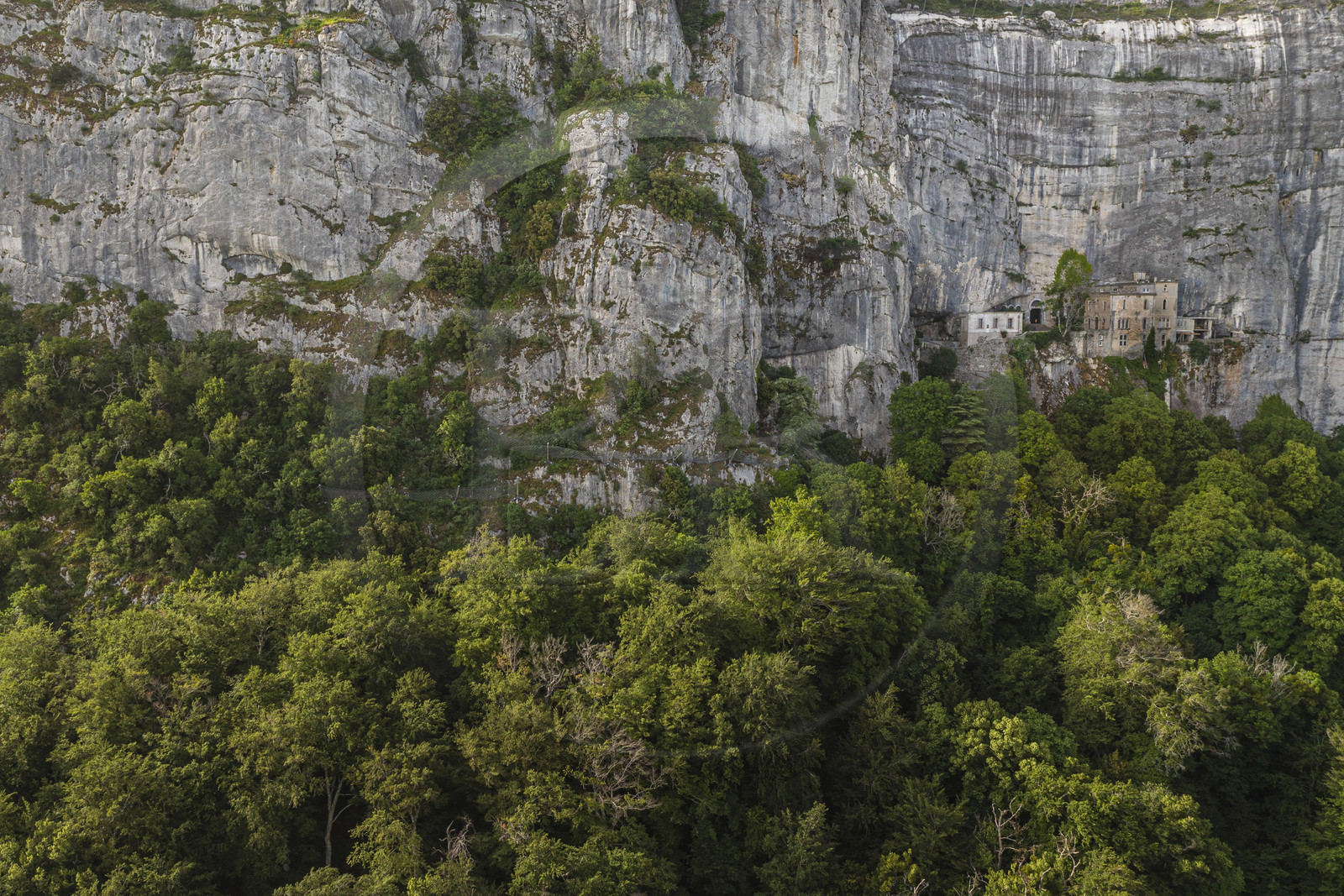 France, Var (83), Plan-d'Aups-Sainte-Baume, parc naturel régional de la Sainte-Baume, massif de la Sainte-Baume, la grotte sanctuaire de Sainte Marie-Madeleine à flanc de la falaise de 300m (vue aérienne)
