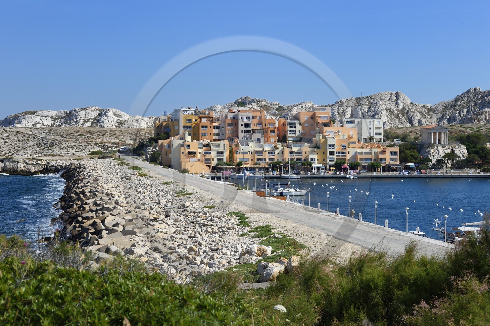 France, Bouches-du-Rhône (13), Marseille, Parc National des Calanques, Archipel des Iles du Frioul, Ile Ratonneau avec le village et le port de Frioul reliée à l'Ile de Pomègues par une digue