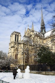 France, Paris (75), les rives de la Seine, classées Patrimoine Mondial de l'UNESCO, la Cathédrale Notre-Dame sous la neige sur l'Ile de la Cité et le square Jean XXIII sur le quai de l'Archevêché, bonhomme de neige