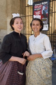 France, Bouches-du-Rhône (13), Arles, la course camarguaise de la Cocarde d'Or aux Arènes, jeunes arlésiennes en costume traditionnel