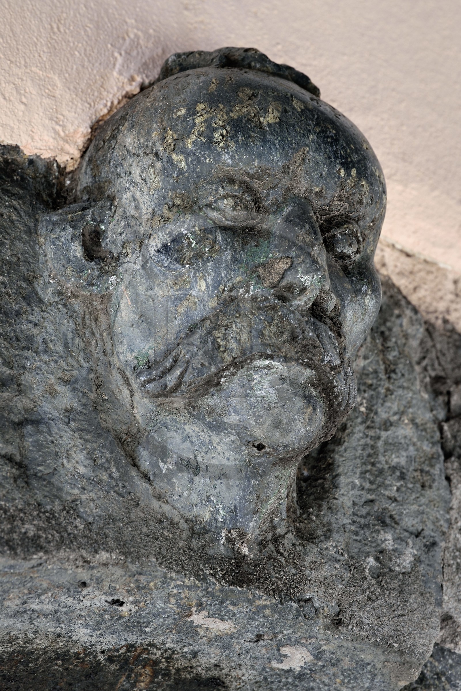 France, Var (83), Saint-Tropez, le porche de la maison dite du Turc rue du général Allard en pierre serpentine