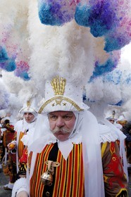 Belgique, Wallonie, carnaval de Binche, Gilles de Binche en procession avec leur coiffe lançant des oranges