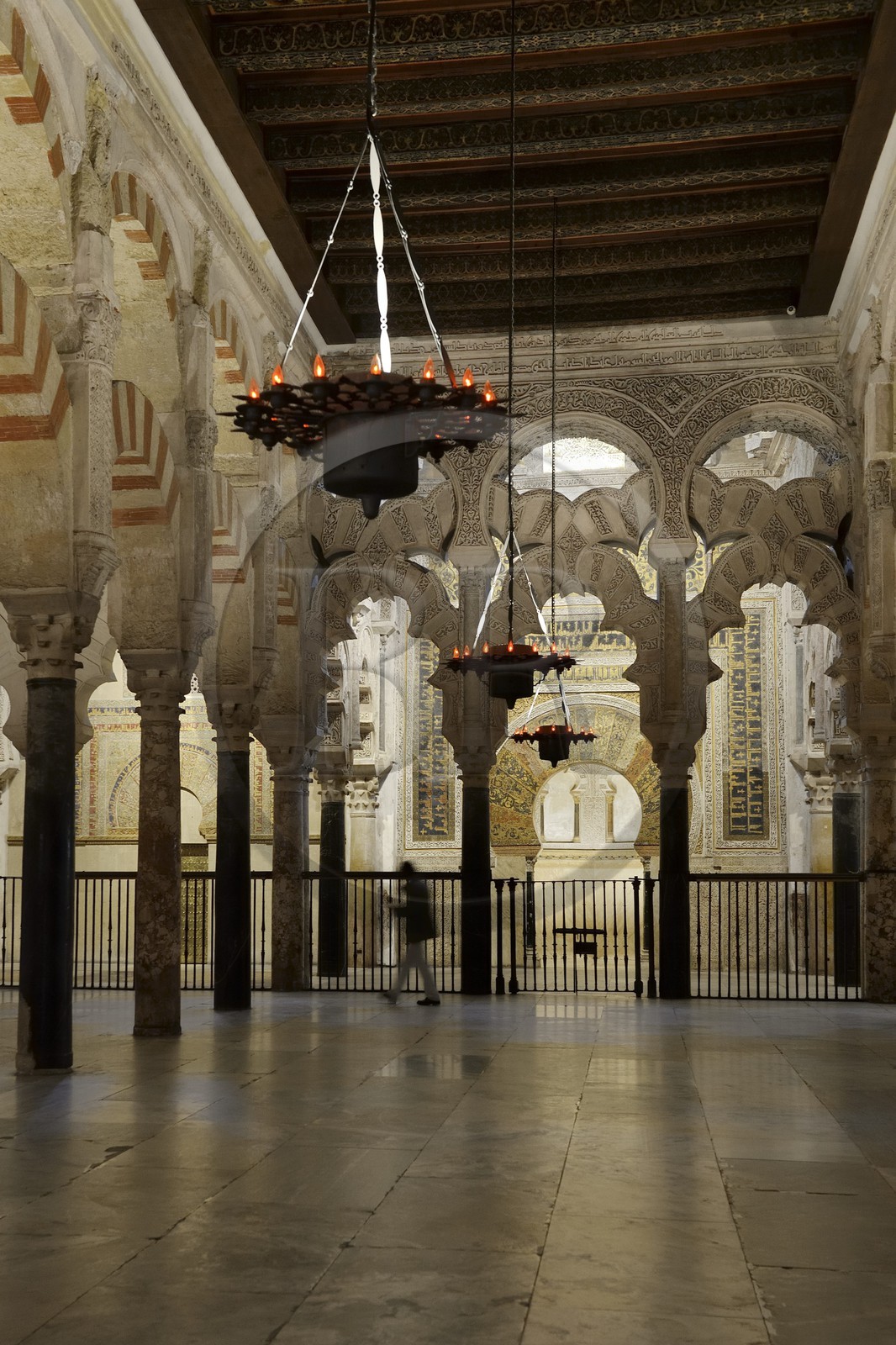 Espagne, Andalousie, Cordoue, centre historique classé Patrimoine Mondial de l'UNESCO, la Mezquita, mosquée-cathédrale, le mihrab de la mosquée en arrière plan