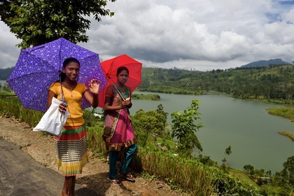 Sri Lanka, province du centre, Dalhousie, jeunes femmes marchant sur une route bordant le réservoir Castlereigh