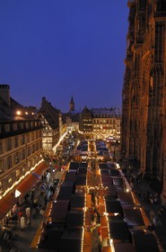 France, Bas Rhin (67), Strasbourg, cabane du marche de Noel place de la Cathedrale