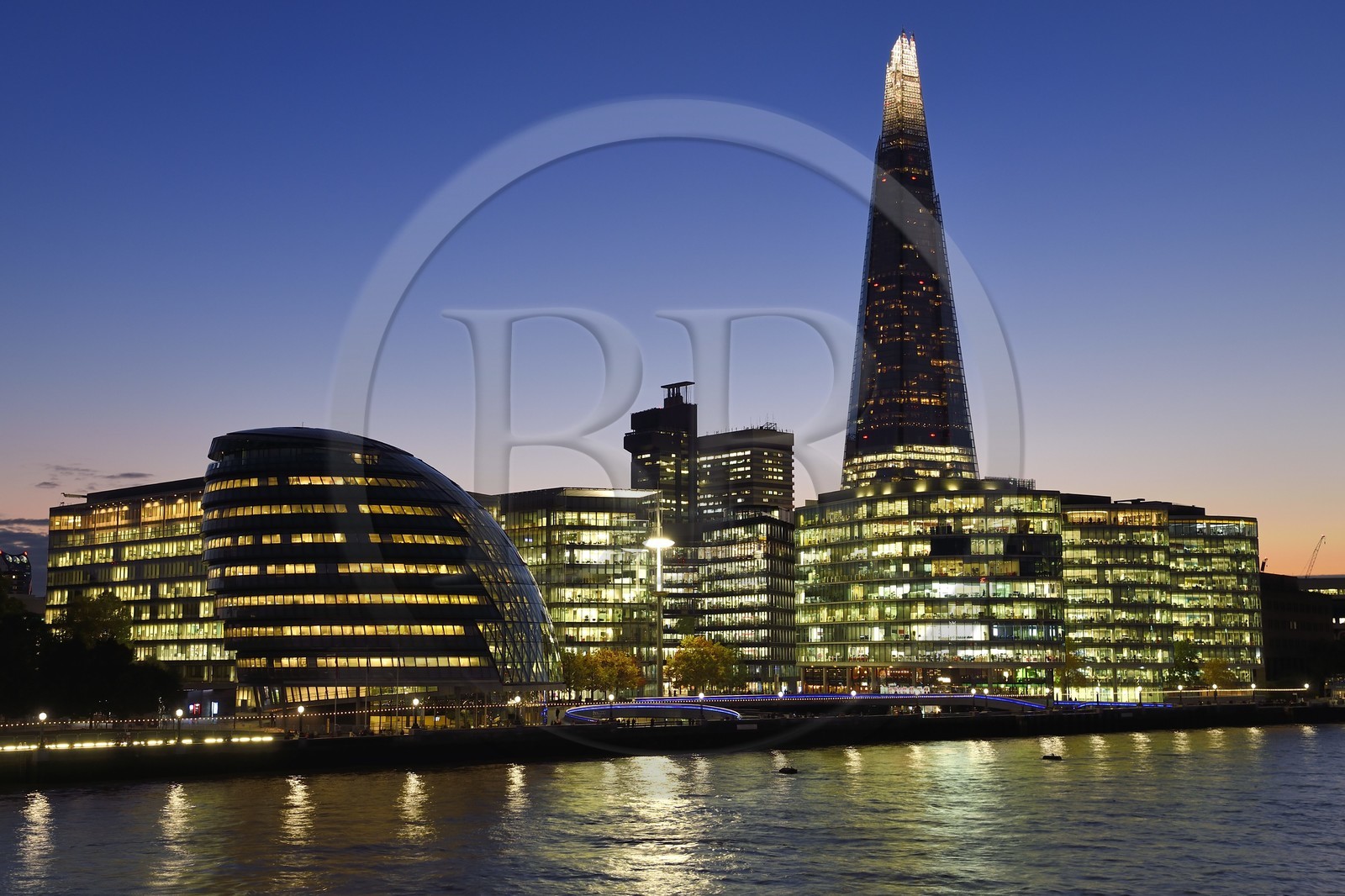 Royaume-Uni, Londres, district de Southwark, quartier de London Bridge, l'hotel de ville de l'architecte Norman Foster, More London Development et la Shard London Bridge Tower de l'architecte Renzo Piano, la plus grande tour de Londres