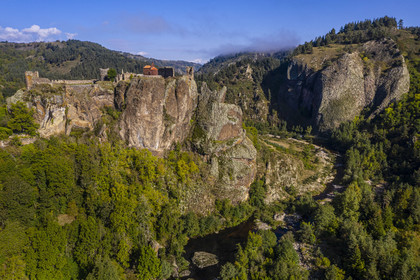 France, Haute-Loire (43), vallée de la Loire, Arlempdes, labellisé les Plus beaux villages de France, ruines du chateau perché sur un rocher basaltique (dyke volcanique) qui surplombe un méandre de la Loire (vue aérienne)