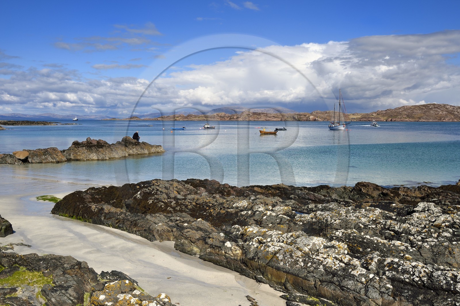 Royaume-Uni, Ecosse, Highland, Hébrides intérieures, rochers et  plage de sable sur l'Ile de Iona faisant face au Ross of Mull