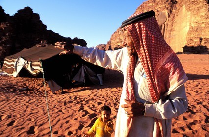 Jordanie, le Wadi Rum, bédouin devant sa tente