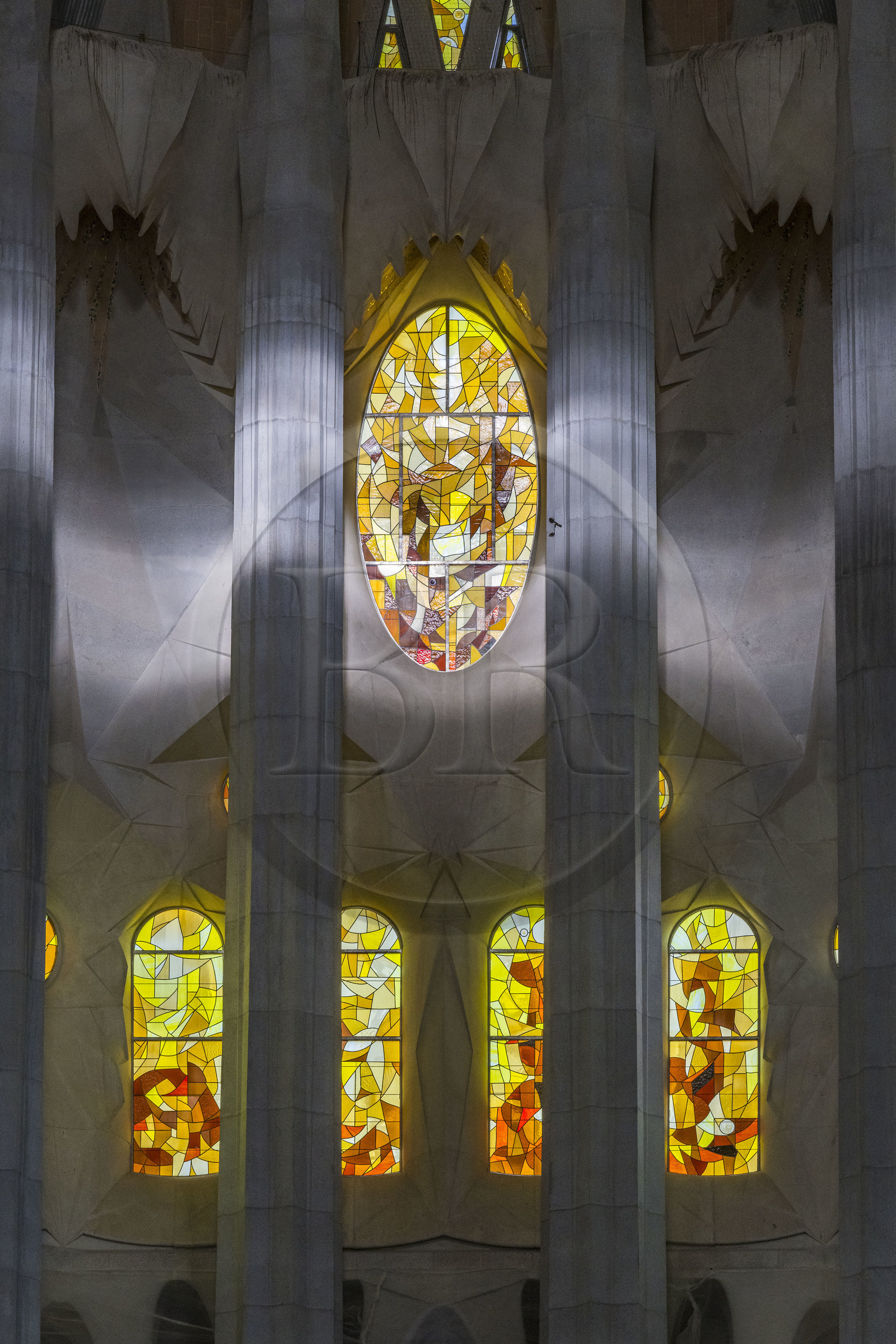 Espagne, Catalogne, Barcelone, quartier de l'Eixample, basilique de la Sagrada Familia de l'architecte du modernisme catalan Antoni Gaudi classée Patrimoine Mondial de l'UNESCO, vitraux du peintre et verrier catalan Joan Vila-Grau dans les hauteurs de l'abside