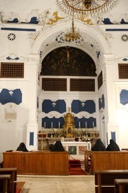 Croatie, Dalmatie, côte dalmate, Trogir, centre historique classé Patrimoine Mondial de l'UNESCO, messe dans l'église du Couvent bénédictin St Nicolas