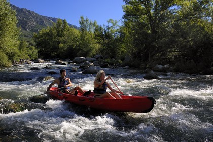 France, Hérault (34), vallée de l' Orb, descente en canoë-kayak de la rivière Orb au moulin de Travassac à Mons la Trivalle, le mont Caroux au fond