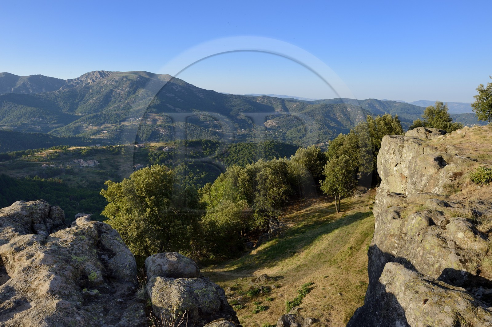 France, Ardèche (07), Sanilhac, montagne de l'Ardèche méridionale depuis la Tour de Brison