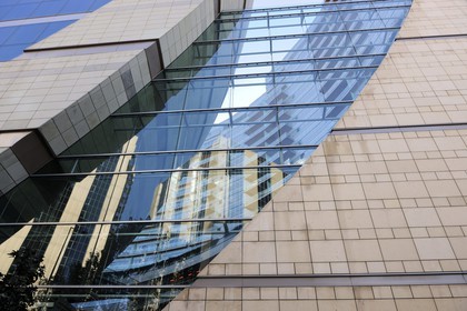 Turquie, Istanbul, le centre commercial Canyon (Kanyon Alişveriş Merkezi), une réalisation des cabinets d'architectes Jerde Partnership de Los Angeles et Tabanlioglu d'Istanbul