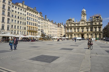 France, Rhône (69), Lyon, site historique classé Patrimoine Mondial de l'UNESCO, Place des Terreaux réaménagée par Daniel Buren, la Fontaine de Bartholdi et l'Hôtel de Ville